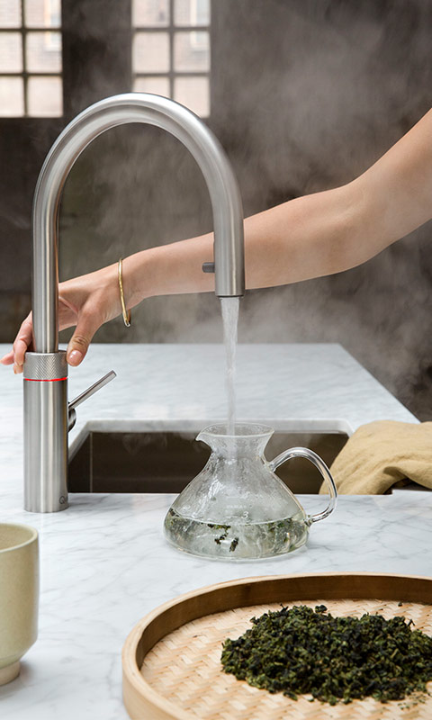 Tee kochen mit Quooker Kochend-Wasser-Hahn - Küchen Raab Stuttgart - Beispiel Einsatz